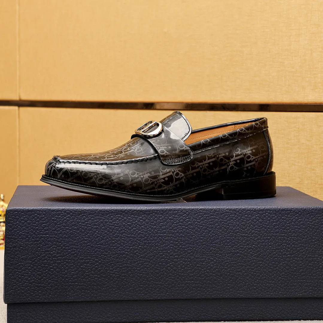 Men's shoes 💰480 💐 Product trademark: Dior "Dior" casual leather shoes Regular size: 39-44 (38.45.46🉑️Customized) Product materials: Selected Italian imported first-layer open-edge beaded cowhide leather upper + classic hardware buckle, imported water-dyed 🐂 cowhide lining. Strong three-dimensional visual effect, original outsole Color: 3⃣️colors available
